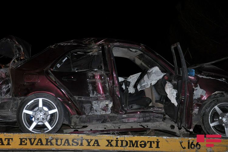 Minik avtomobili aşıb, 4 nəfər xəsarət alıb - FOTO