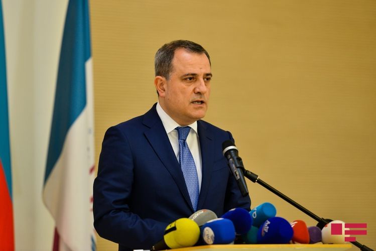 Nazir imkansız ailələrdən olan tələbələrin təhsil haqqından danışdı