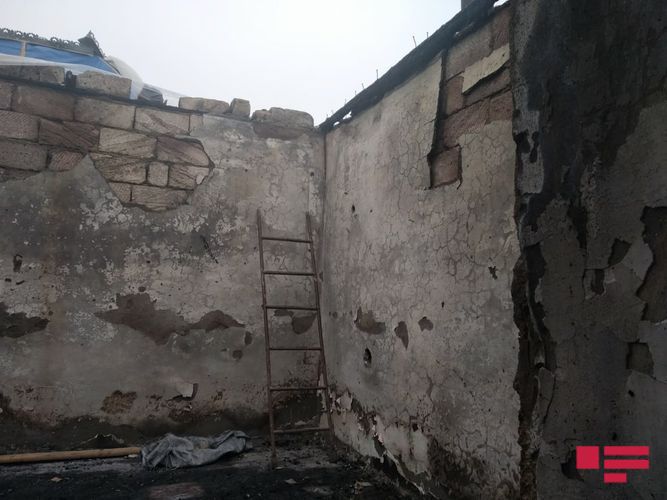 Cehizlərlə birgə bütün evi yandı: kənd camaatı yığışdı, icra başçısı da gəldi - FOTOLENT