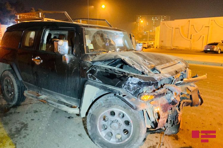 Bakıda “Toyoto” qəza törədərək istinad divarına çırpılıb - FOTO - VİDEO
