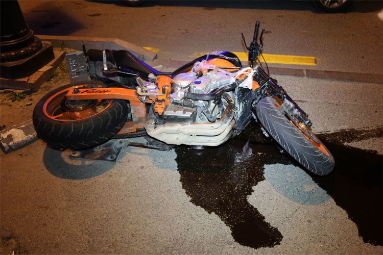 Bakıda motosiklet aşıb, sürücünün ayağı sınıb
