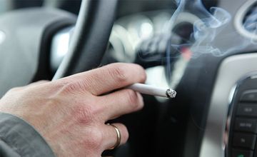 Sükan arxasında siqaret çəkən 36 sürücü cəzalandırıldı