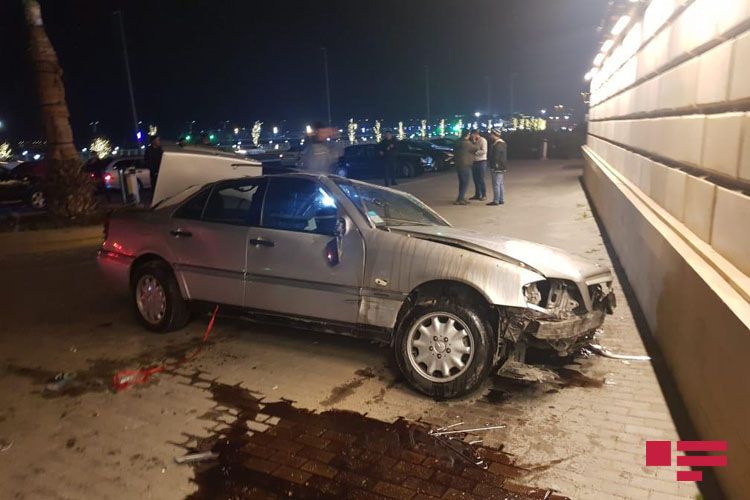 Bakıda avtomobil qəza törədərək aşıb, xəsarət alanlar var - FOTO - VİDEO