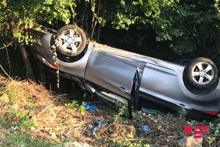 Yol qəzasında "BMW" "VAZ 2107"-yə çırpılaraq aşdı - 5 nəfər xəsarət alıb - FOTO
