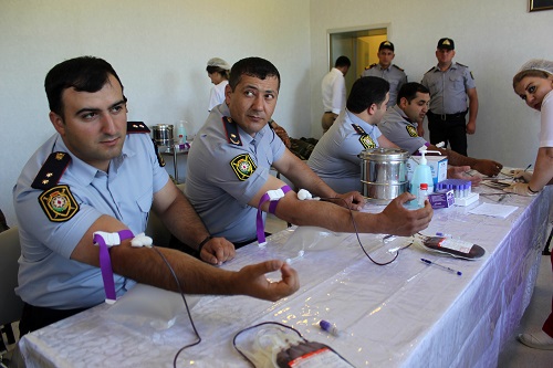 Qubada polislər qanvermə aksiyasında iştirak ediblər - FOTO