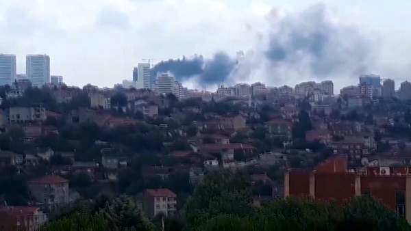 İstanbulda göydələn <span style="color:red;">YANIR