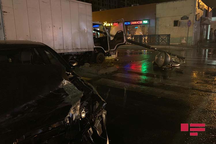 Bakıda yol qəzasında işıq dirəyi aşdı, benzin yolla bir oldu - FOTO - VİDEO
