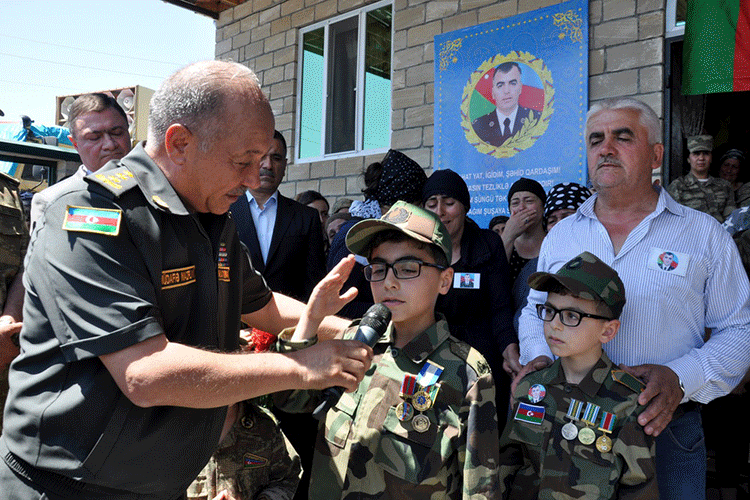 Şəhid Aqil Omarovun ailəsinə “Şücaətə görə” medalı təqdim edildi - FOTO