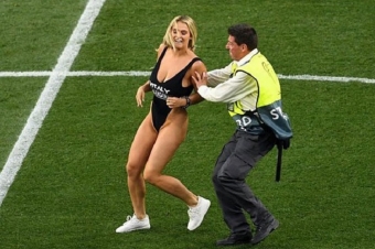 ÇL-in finalında amerikalı model yarıçılpaq halda meydana girib - FOTO - VİDEO