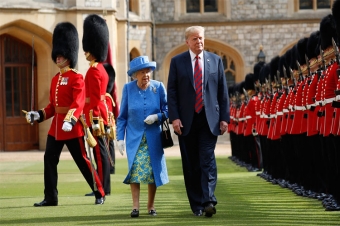 Donald Tramp Britaniya kraliçasına toxunmaqla protokolu pozub