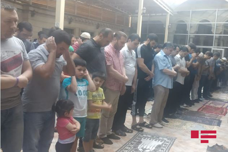 Bayram namazı başlayıb - FOTO