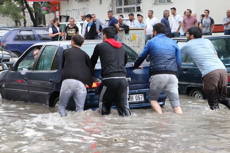 Ankarada leysan yağışların yaratdığı sel 3 nəfərin həyatına son qoyub