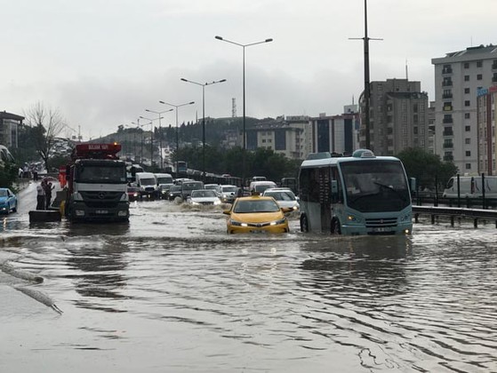 İstanbulda güclü leysan yağışları: ciddi fəsadlar yaranıb - FOTO