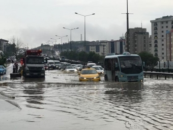 İstanbulda güclü leysan yağışları: ciddi fəsadlar yaranıb - FOTO
