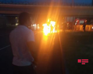 Paytaxtda  yolun ortasında avtomobil ALIŞDI: güclü TIXAC yaranıb - FOTO - VİDEO