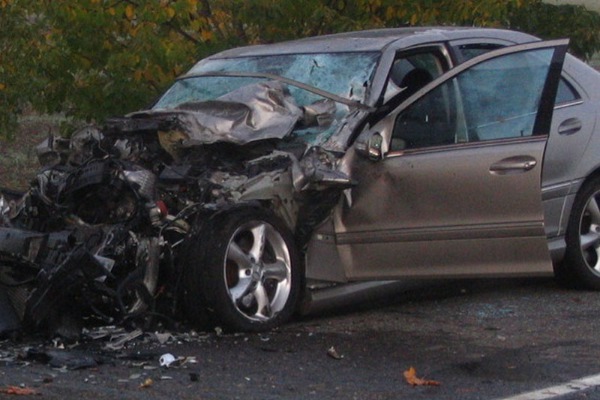Avtomobil beton maneəyə çırpıldı: sürücü hadisə yerində öldü