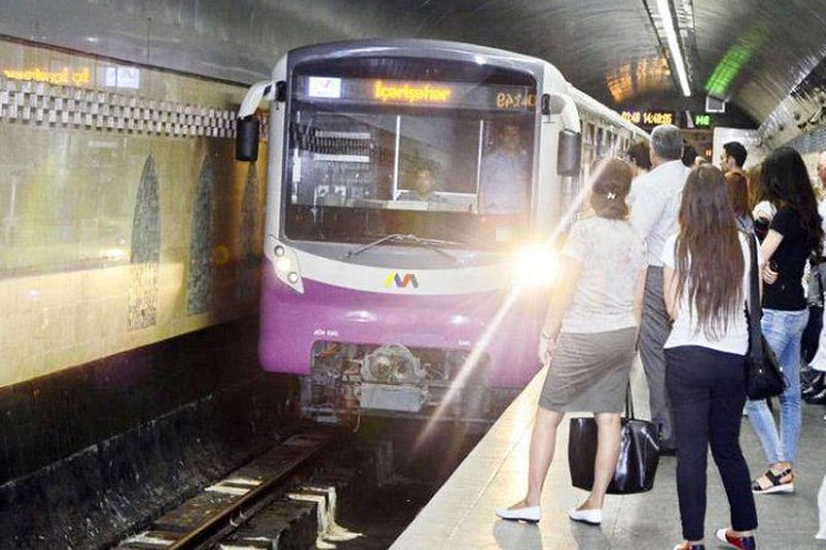 Bakı metrosunda qatarda texniki nasazlıq yarandı