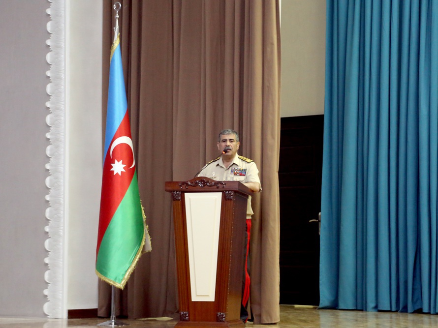 Müdafiə naziri: “Tabeliyinizdə olan şəxsi heyəti Vətənə sevgi və düşmənə nifrət ruhunda tərbiyə etməlisiniz”