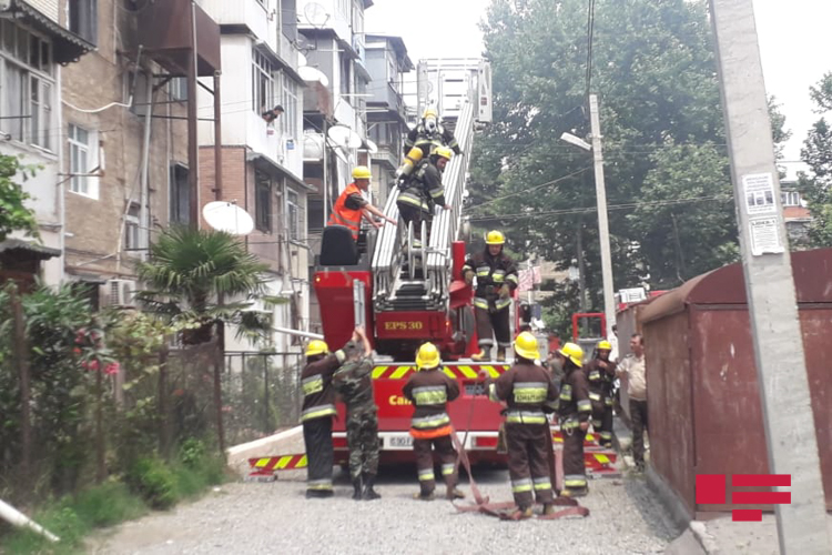 Gəncədə yaşayış binasında yanğın olub, sakinlər təxliyə olunub - FOTO - YENİLƏNİB