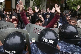 <b>Ermənistanda gənclər aksiya keçirirlər -<span style="color:red;"> "Nağıllarla bizi aldadırlar" </b>