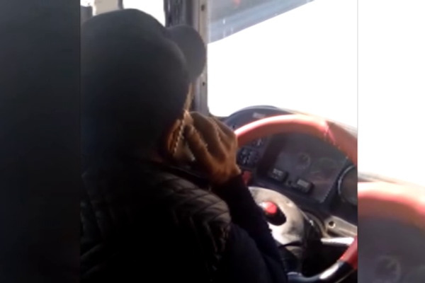 Bakıda bu avtobusun sürücüsü sükan arxasında bunları etdi - <span style="color:red;">VİDEO 