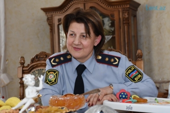 <b><span style="color:red;">"Polis mundirimi ən yüksək brend hesab edirəm"  – Xanım polkovnik-leytenantın evindən bayram yazısı</b>