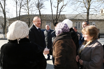 <b>Prezident və birinci xanım zəlzələdən zərərçəkmiş ailələrlə görüşdü</b>