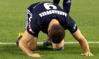 [b]Xristian futbolçudan terrorda ölən müsəlmanlar üçün inanılmaz dəstək - Video[/b]