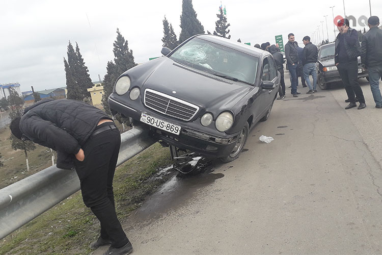 Maşın yol kənarındakı arakəsməyə çırpıldı: yaralılar var - FOTO