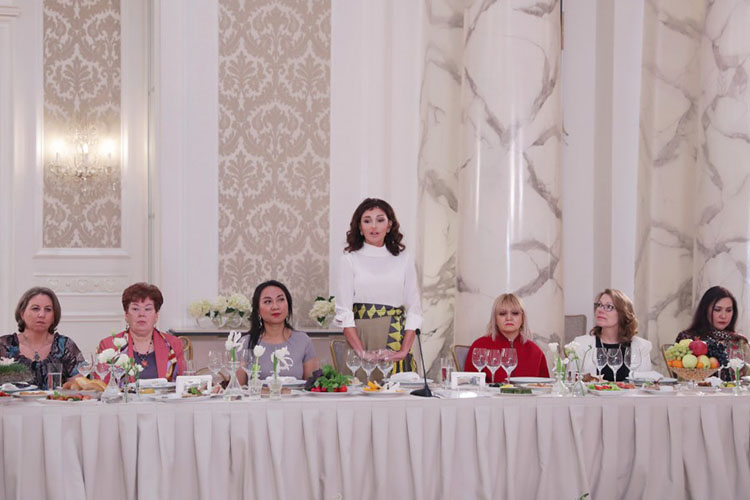 Mehriban Əliyeva səfirlərin həyat yoldaşları ilə görüşdü -<span style="color:red;"> FOTOLENT 