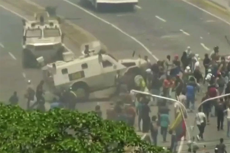 Venesuelada milli qvardiyanın zirehli avtomobili etirazçı kütləsinə çırpıldı
