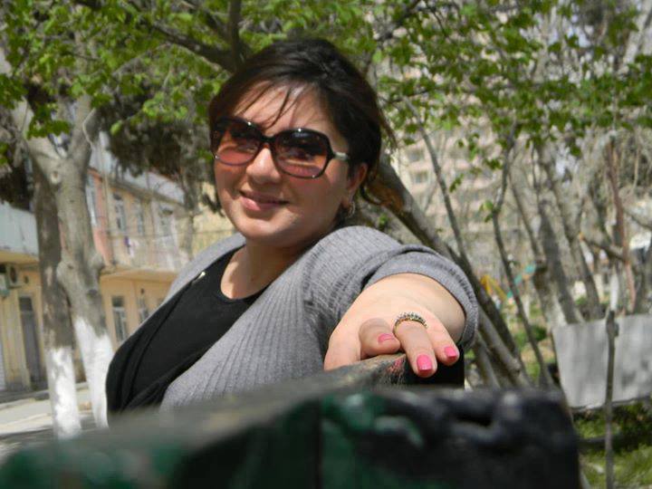 Narkotik vasitə satmaqda ittiham olunan xanım baş redaktor <span style="color:red;">MƏHKƏMƏ QARŞISINDA 