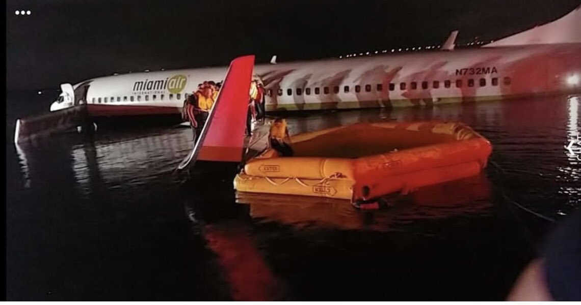 Göyərtəsində 136 sərnişin olan “Boeing 737” təyyarəsi çaya düşdü