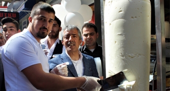 Türk sahibkar yay mövsümünə “dondurma dönəri” ilə başladı