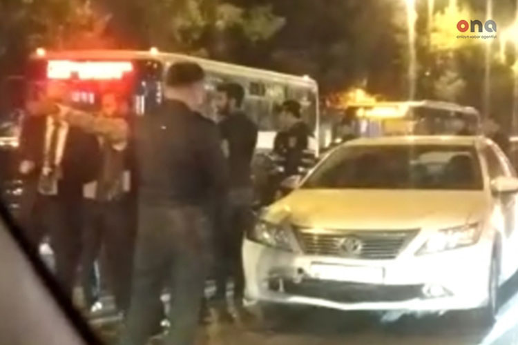 [b]Bakıda yol qəzası tıxaca səbəb oldu -  Video[/b]
