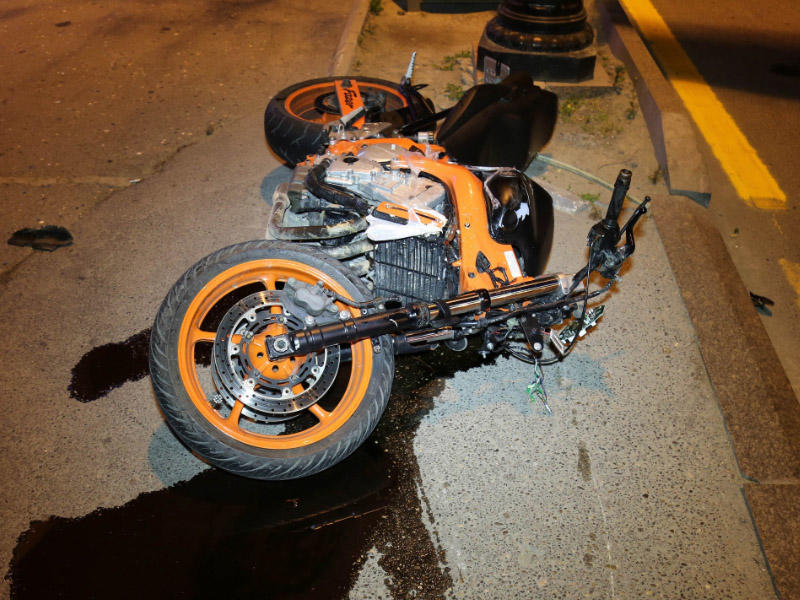 Bakıda motosikletin aşması nəticəsində sürücü xəsarət alıb