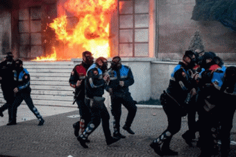 Albaniyada hökumət əleyhinə aksiyada 12 polis yaralandı