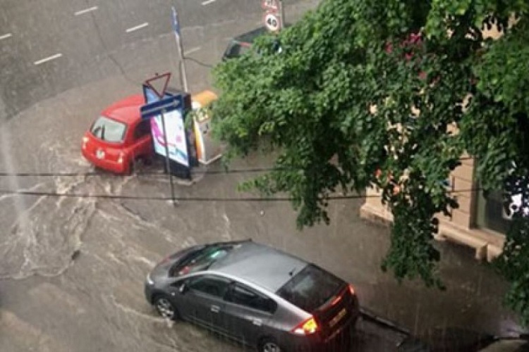Tbilisidə yağan dolu və yağış ciddi fəsadlar törədib