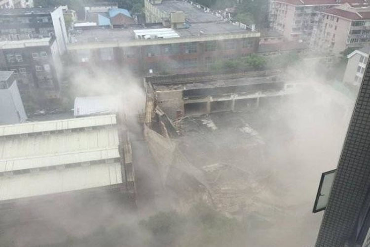 Şanxayda binanın çökməsi nəticəsində 10 nəfər ölüb