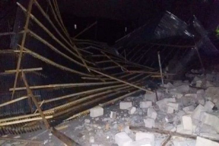 Bakıda güclü külək səbəbindən bir piyadanın üstünə su çəni, digərinin üstünə dəmir darvaza aşıb