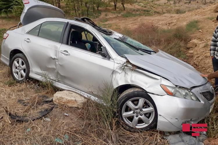 Yoldan çıxan "Tayota" aşaraq yararsız hala düşdü - FOTO