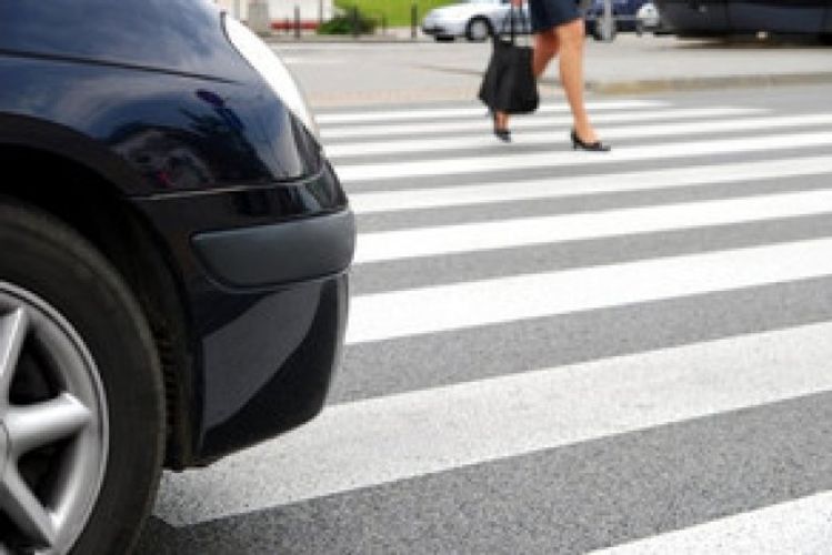 Yolu keçmək istəyən qadını maşın vurdu