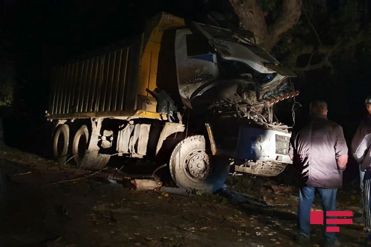 Minik maşını "KamAZ"la toqquşdu: yaralananlar var