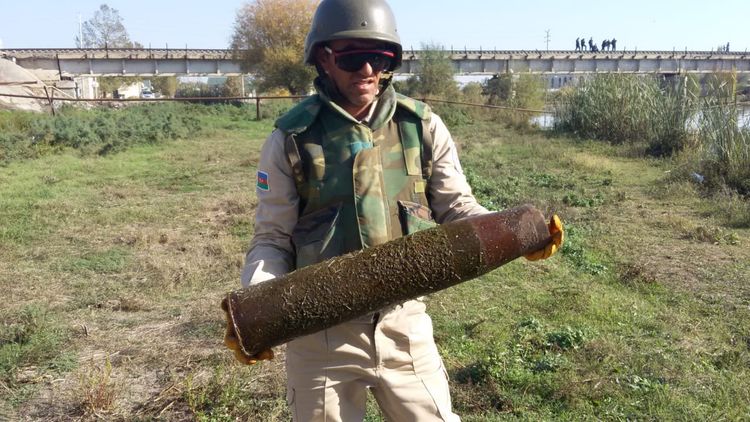 Tərtər çayında təhlükəli döyüş sursatları aşkar olunub - FOTO