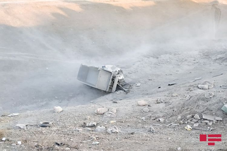 Sement dolu yük maşını 45 metr hündürlükdən dərəyə aşdı - FOTO
