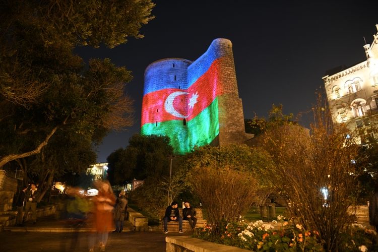 Bakı bütünlüklə Azərbaycan bayrağı ilə bəzəndi - FOTO - VİDEO