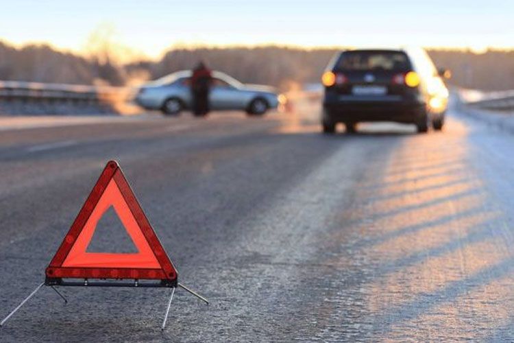 Maşını elektrik dirəyinə çırpdı: ölən var