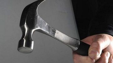 Məşhur aktyordan ŞOK HƏRƏKƏT: əlində çəkic ev basdı