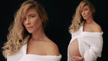 Məşhur sənətçi hamilə halı ilə yarıçılpaq pozalar verdi - FOTOLENT