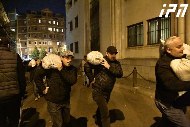 Tbilisidə son durum: etirazçılar barrikadalar yaradıb